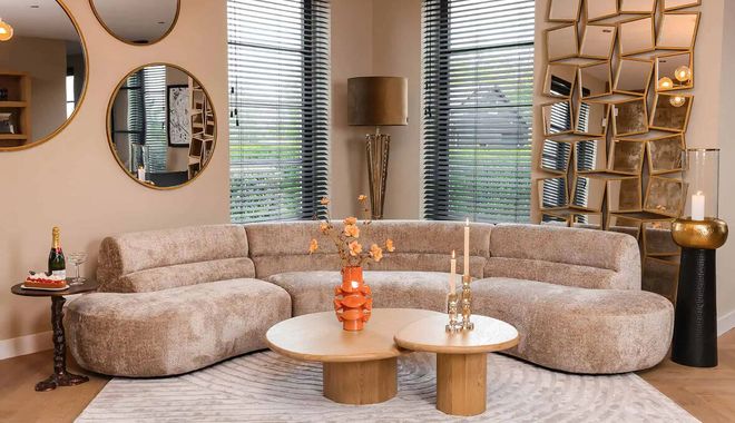 Obła sofa w przytulnym salonie