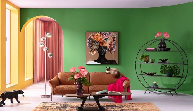 Kolorowy salon ze skórzaną sofą