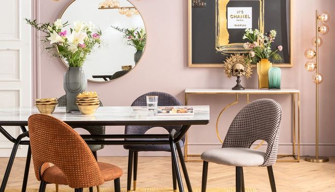 Jadalnia w stylu glamour z kolorowymi krzesłami