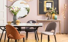 Jadalnia w stylu glamour z kolorowymi krzesłami